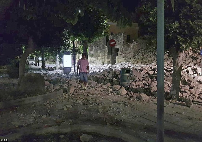 Κως Σεισμός: Φοβούνται νέο ισχυρό σεισμό - Δεύτερη νύχτα στους δρόμους οι κάτοικοι του νησιού (Pics)
