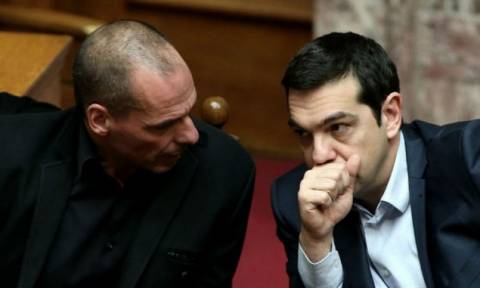 Πολιτική θύελλα προκαλεί ο Βαρουφάκης: «Ξεσπάθωσε» ο Τσίπρας, εξηγήσεις ζητά η αντιπολίτευση