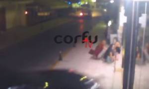 Βίντεο - ΣΟΚ στην Κέρκυρα: Αυτοκίνητο πέφτει σε μπαρ και παρασύρει τρεις νέους