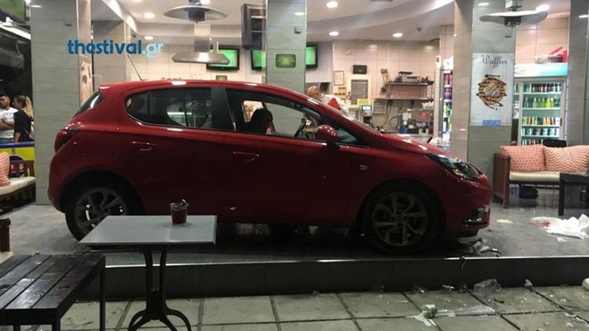 Εικόνες - ΣΟΚ στη Θεσ/νικη: Αυτοκίνητο εισβάλλει σε μαγαζί την ώρα του Παρτίζαν - Ολυμπιακός