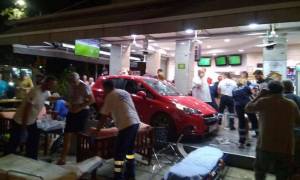 Εικόνες - ΣΟΚ στη Θεσ/νικη: Αυτοκίνητο εισβάλλει σε μαγαζί την ώρα του Παρτίζαν - Ολυμπιακός