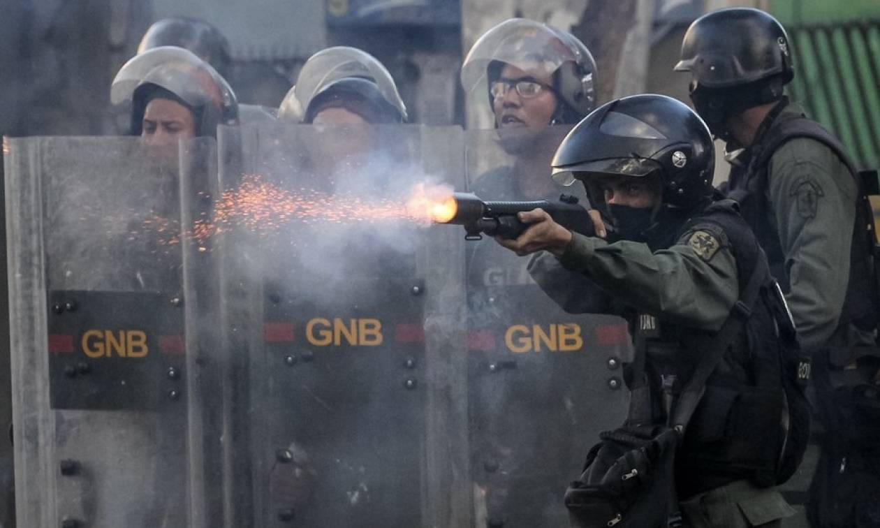 «Φωτιά» παίρνει ξανά η Βενεζουέλα: Στο αίμα βάφτηκε η γενική απεργία  (ΠΡΟΣΟΧΗ! ΣΚΛΗΡΕΣ ΕΙΚΟΝΕΣ)