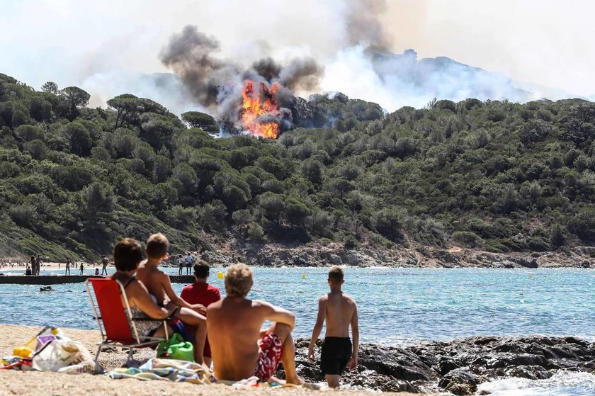 «Πύρινη κόλαση» στη Γαλλία: Φεύγουν άρον άρον χιλιάδες τουρίστες (pics+vid)