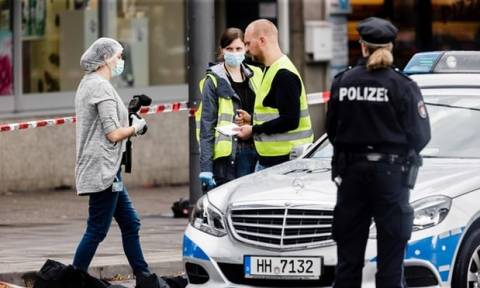 Αμβούργο: Οι περαστικοί ακινητοποίησαν τον δράστη της φονικής επίθεσης (pics+vid)