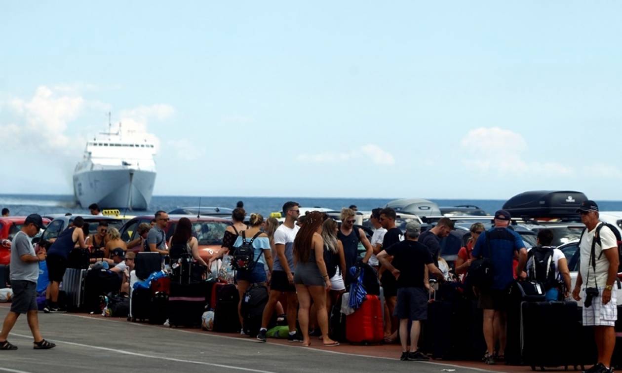 Όπου φύγει - φύγει οι Αθηναίοι: Κατά χιλιάδες εγκαταλείπουν την πρωτεύουσα από τα λιμάνια