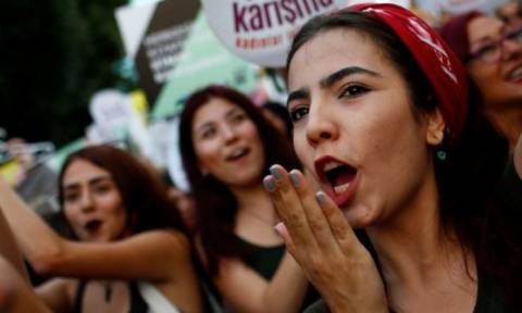 «Μην Ασχολείσαι με το Ντύσιμό μου»: Ιστορική πορεία γυναικών στην Κωνσταντινούπολη (Vid)