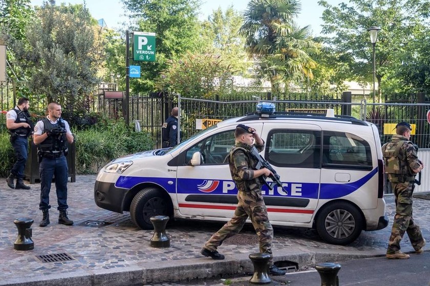 LIVE: Αυτοκίνητο έπεσε πάνω σε στρατιώτες σε προάστιο του Παρισιού - Έξι τραυματίες (pics)