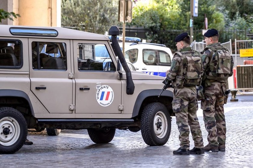 LIVE: Αυτοκίνητο έπεσε πάνω σε στρατιώτες σε προάστιο του Παρισιού - Έξι τραυματίες (pics)