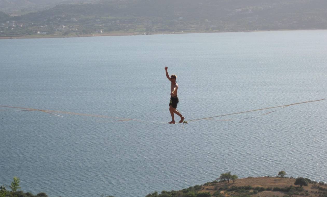 Βίντεο που κόβει την ανάσα: Σχοινοβάτης περνάει φαράγγι χωρίς μέτρο προστασίας στην Κεφαλονιά (vid)