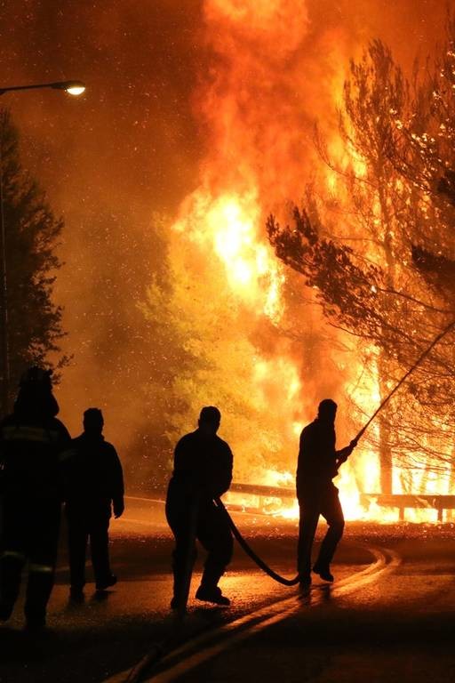 Φωτιά Live: Η Αττική φλέγεται – Εικόνες που κόβουν την ανάσα από τις φωτιές στην Ελλάδα 
