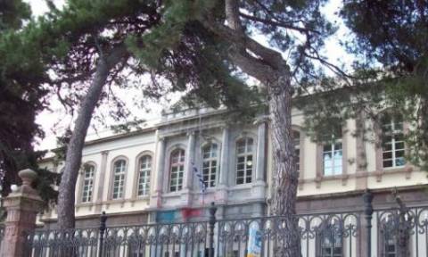 Εμπρηστική επίθεση στο δικαστικό μέγαρο της Μυτιλήνης