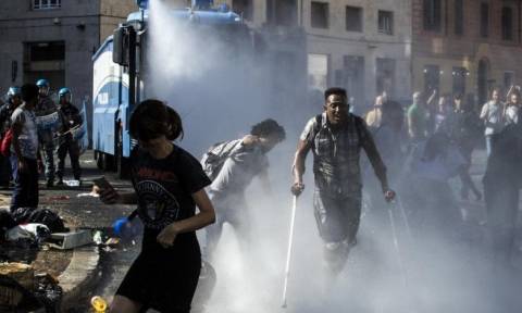 Χαμός στη Ρώμη: Ξύλο και διωγμός μεταναστών από κεντρική πλατεία (pics)