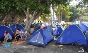 Guardian: Ευρωπαϊκά κράτη στέλνουν πίσω στην Αθήνα πρόσφυγες – Μουζάλας: Δεν ξέρουμε πού θα πάνε
