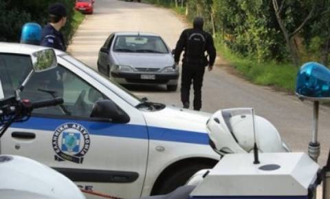 Θρίλερ στην Αρτέμιδα: Άνδρας βρέθηκε νεκρός με μαχαιριές στο λαιμό και το σώμα