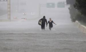 Καταιγίδα Χάρβεϊ: Κάτω από το νερό βυθίστηκε η πόλη του Χιούστον και η ισχυρή βροχή συνεχίζεται