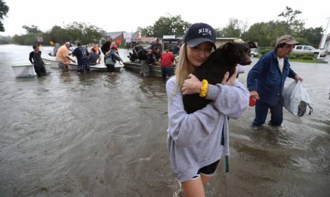 Καταιγίδα Χάρβεϊ: Εικόνες αποκάλυψης στο Τέξας – Νέοι ανεμοστρόβιλοι θα χτυπήσουν το Χιούστον (Vids)