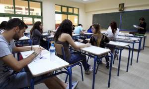 Πανελλήνιες - υπουργείο Παιδείας: Δεν υπάρχουν διπλές εξετάσεις