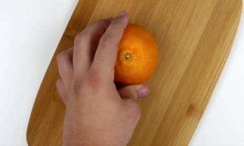 Κι όμως! Μέχρι τώρα καθαρίζεις... λάθος τα πορτοκάλια σου (video)