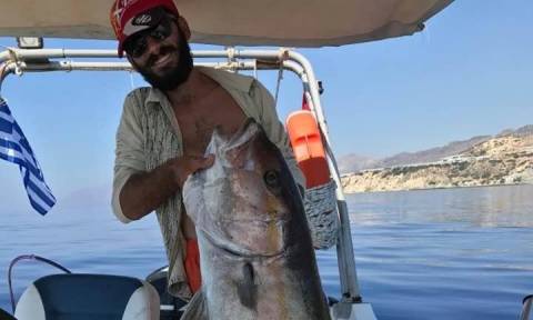 Απίστευτη ψαριά για… αγρότη στο Ηράκλειο! Ψάρεψε μαγιάτικο 30 κιλών με καλάμι (pics&vid)