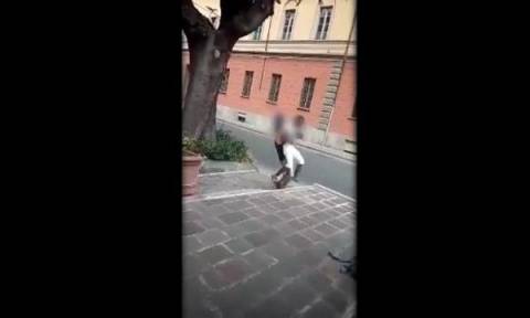 Σάλος στην Ιταλία από ρατσιστική επίθεση σε πρόσφυγα (Vid) (ΠΡΟΣΟΧΗ! ΣΚΛΗΡΕΣ ΕΙΚΟΝΕΣ)