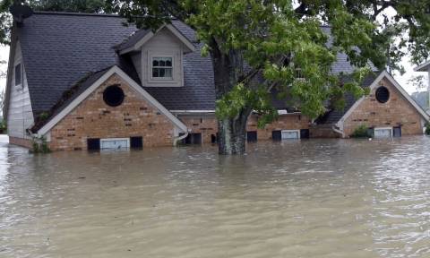 Θεομηνία στις ΗΠΑ: Τουλάχιστον 100.000 κατοικίες έχουν υποστεί ζημιές από την καταιγίδα Χάρβεϊ (Vid)