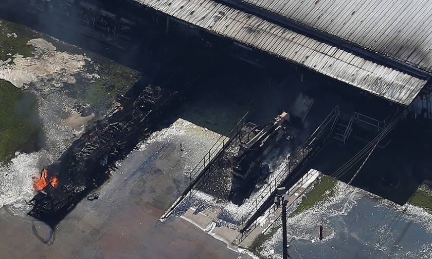 Καταιγίδα Χάρβει: Φλόγες και μαύρος καπνός στο εργοστάσιο χημικών στο Τέξας (vid)