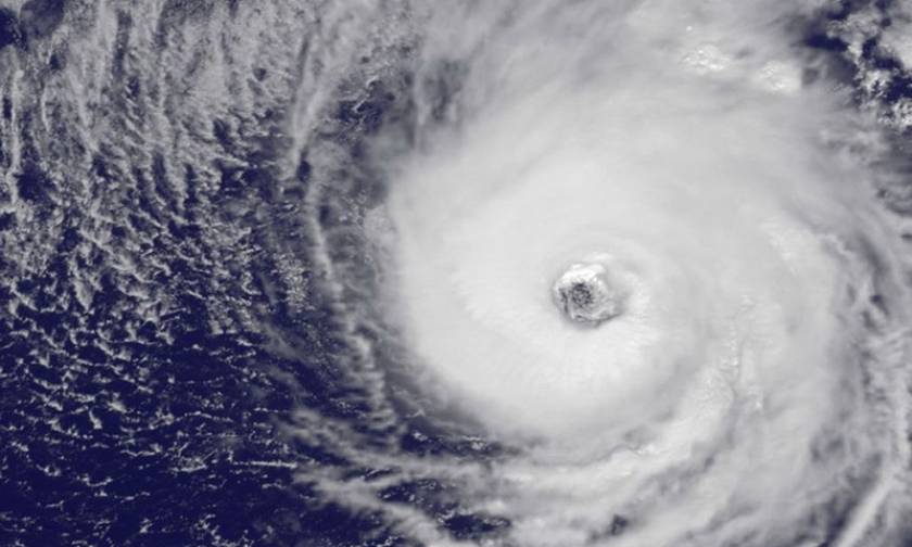 Σε κατάσταση συναγερμού πολλά νησιά στην Καραϊβική - Ενισχύθηκε ο τροπικός κυκλώνας Ίρμα (pic)