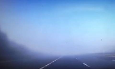 Συγκλονιστικό βίντεο: Kαραμπόλα 8 οχημάτων σε αυτοκινητόδρομο λόγω ομίχλης! (vid)