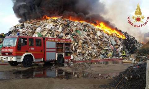 Ιταλία: Πυρκαγιά σε χώρο με ειδικά απορρίμματα - Κίνδυνος τοξικών αναθυμιάσεων