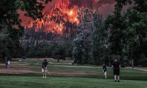 Απίστευτες φωτογραφίες: Συνέχιζαν να παίζουν γκολφ εν μέσω πύρινης κόλασης (pics)