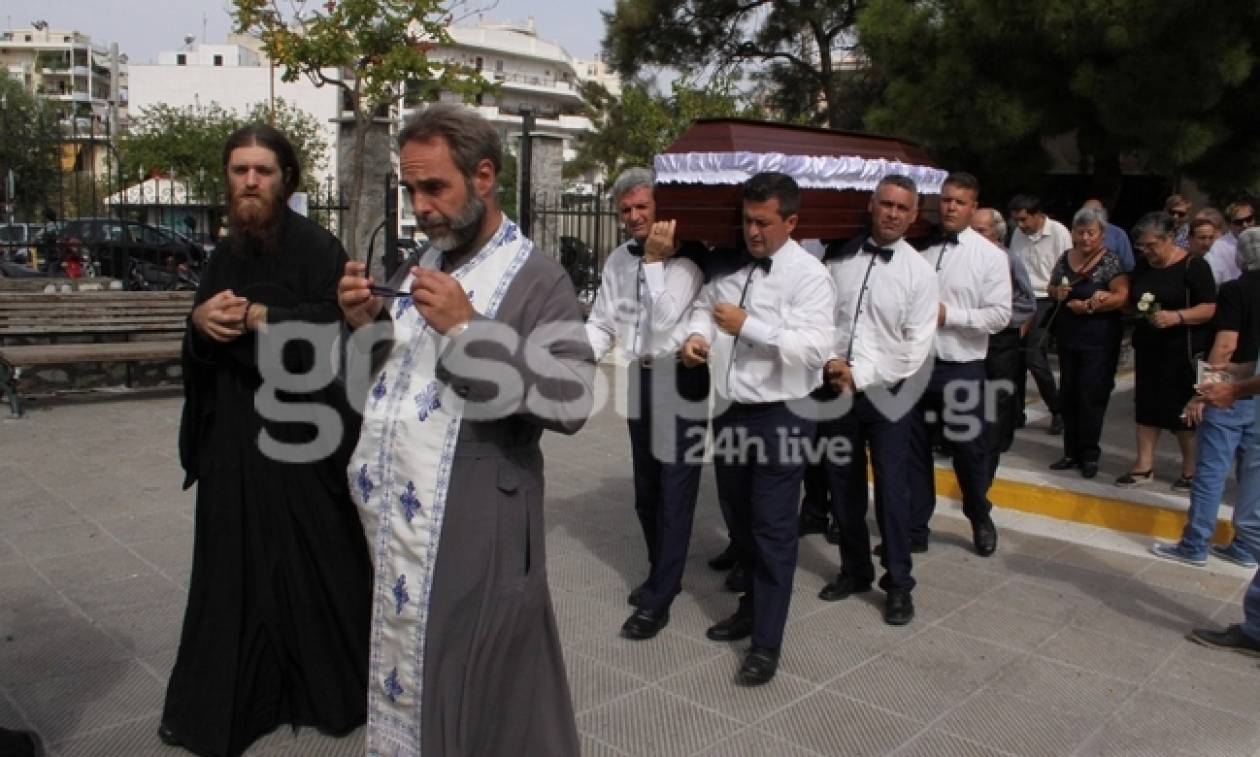 Κηδεία Μπέμπα Μπλανς: Με μπουζούκι και κιθάρα «αποχαιρέτησαν» τη θρυλική ντίβα