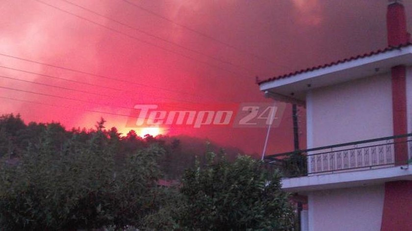 Φωτιά ΤΩΡΑ: Πύρινη κόλαση στην Αχαΐα - Στις φλόγες σπίτια και περιουσίες