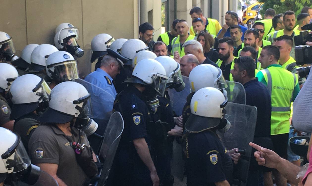 Νέα ένταση έξω από το υπουργείο Ανάπτυξης - Χρήση χημικών κατά των μεταλλωρύχων (pics&vids)