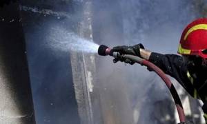 Θεσσαλονίκη: Λαχτάρησαν ένοικοι πολυκατοικίας από φωτιά – Κάηκαν τέντες και οχήματα