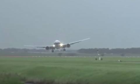 Βίντεο που κόβει την ανάσα: Δραματική προσγείωση αεροπλάνου εν μέσω ισχυρών ανέμων!