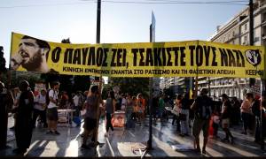 Μαζική πορεία στο κέντρο της Αθήνας στη μνήμη του Παύλου Φύσσα (pics)
