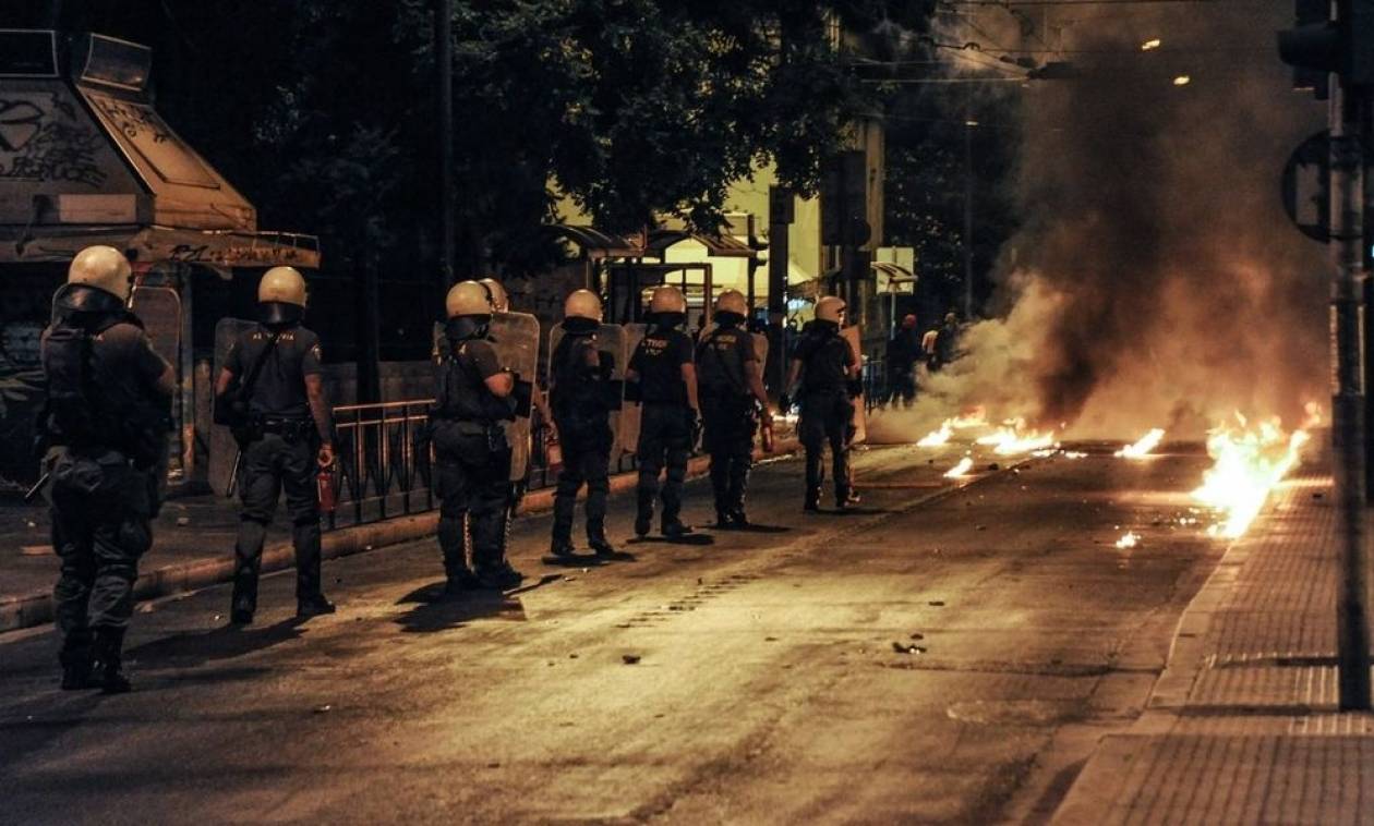 Νέα νύχτα επεισοδίων στα Εξάρχεια: Επιθέσεις με μολότοφ κατά διμοιριών ΜΑΤ