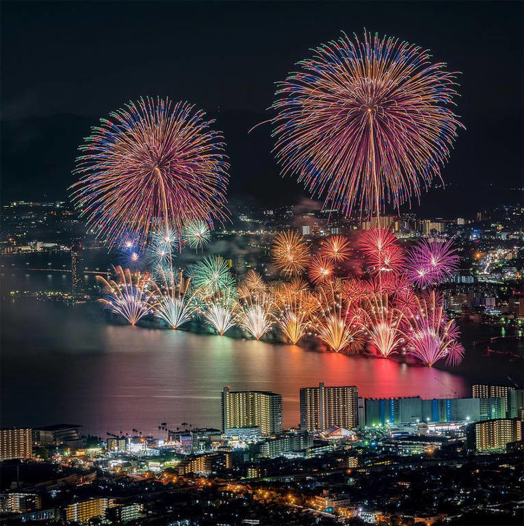 Viral: Τα πιο εντυπωσιακά πυροτεχνήματα του 2017 έκαναν τη νύχτα μέρα στην Ιαπωνία (Pics)