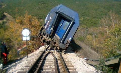 Εκτροχιασμός εμπορικού τρένου στην Σπερχειάδα – Κλειστή η γραμμή