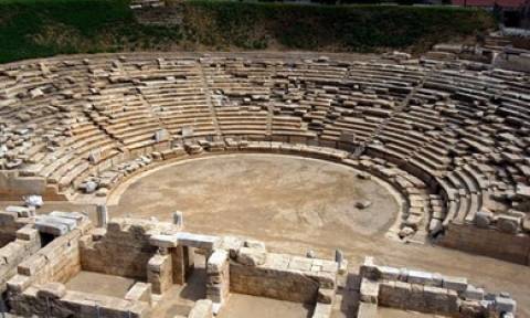Τουρίστρια πήρε για ενθύμιο... πέτρα από το αρχαίο θέατρο της Λάρισας!