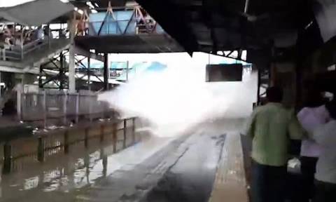 Τρένο μπήκε με μεγάλη ταχύτητα σε πλημμυρισμένο σταθμό - Δείτε τι έγινε στη συνέχεια! (vid)