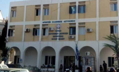 Επίθεση με σφυρί στο αστυνομικό τμήμα Σύρου
