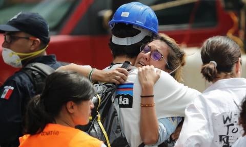 Σεισμός Μεξικό: Ο θρήνος γίνεται οργή – Ανασύρουν διαρκώς πτώματα από τα ερείπια (Pics+Vids)