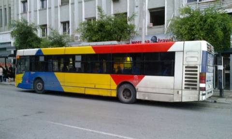 Σοκ στη Θεσσαλονίκη: Έσπασαν πόρτες λεωφορείου του ΟΑΣΘ ενώ ήταν εν κινήσει (vid)