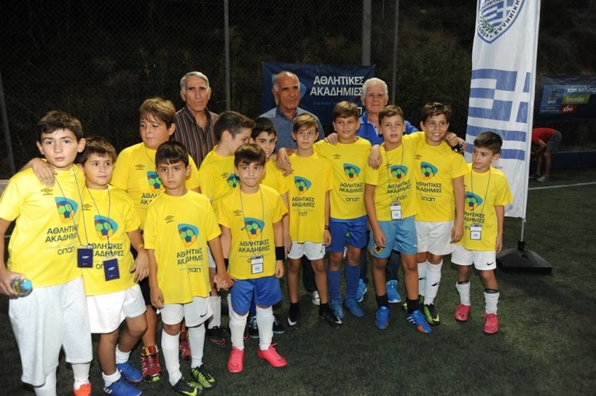 Τα παιδιά με τους παλαίμαχους ποδοσφαιριστές Στέλιο Σεραφείδη, Βασίλη Κωνσταντίνου και Μιχάλη Σιμιγδαλά