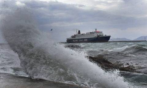 Καιρός ΤΩΡΑ: Θυελλώδεις άνεμοι στο Αιγαίο - Τι θα γίνει με τα δρομολόγια των πλοίων