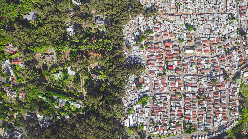Viral: Ο ταξικός διαχωρισμός ανάμεσα σε πλούσιους και φτωχούς με τη «ματιά» ενός drone (Pics) 