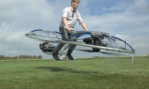 Viral: Κατάφερε το ακατόρθωτο - Βρετανός εφευρέτης κατασκεύασε το πρώτο ιπτάμενο μοτοσακό (Vid)
