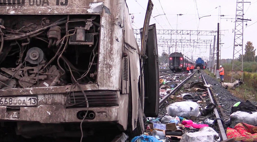 Ασύλληπτη τραγωδία στη Ρωσία: 16 νεκροί και δεκάδες τραυματίες από σύγκρουση λεωφορείου με τρένο