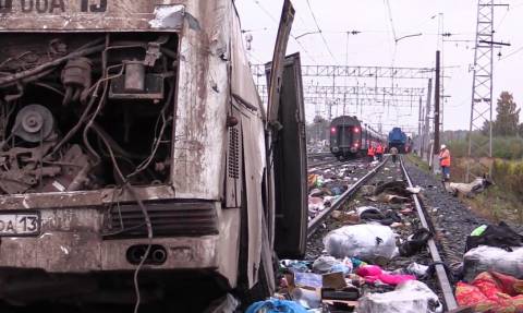Ασύλληπτη τραγωδία στη Ρωσία: 16 νεκροί και δεκάδες τραυματίες από σύγκρουση λεωφορείου με τρένο